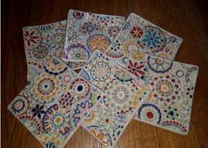 assiettes, motif ethnique en relief,peint à la main. bellecomtelle poterie création