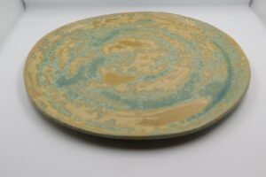 Assiettes plates en grès émaillé création bellecomtelle poterie artisanale Haute-Saône