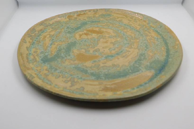 Assiettes plates en grès émaillé création bellecomtelle poterie artisanale Haute-Saône