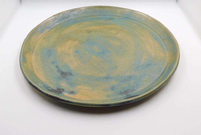 Assiettes plates en grès émaillé création bellecomtelle poterie artisanale Haute-Saône