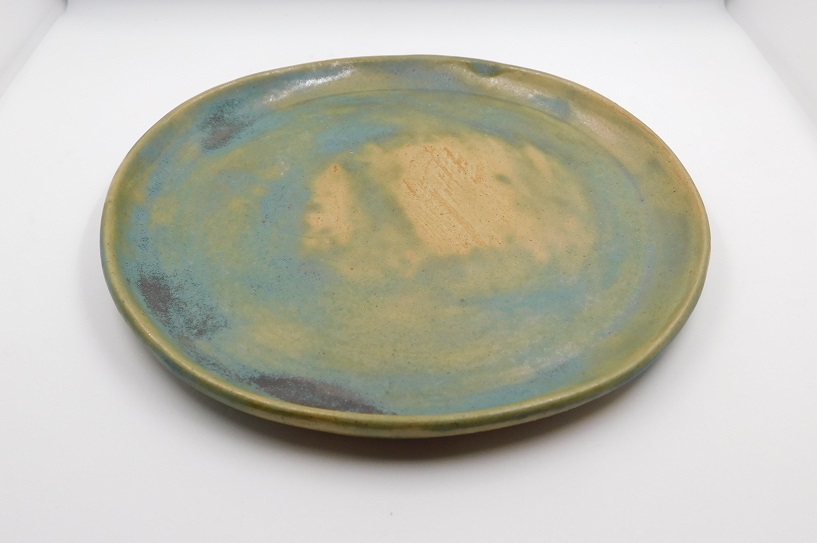 Assiettes plates en grès émaillé création bellecomtelle poterie artisanale Haute-Saône