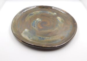 Assiettes plates en grès émaillé création bellecomtelle poterie artisanale Haute-Saône