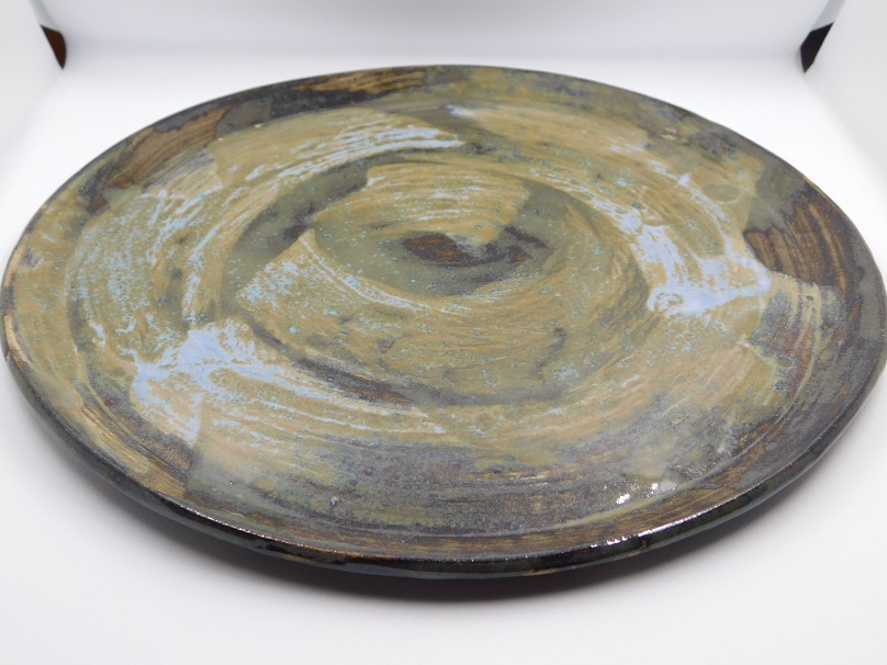 Assiettes plates en grès émaillé création bellecomtelle poterie artisanale Haute-Saône