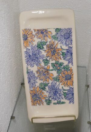Plat en faïence émaillé , couleur . Création unique de Bellecomtelle, poterie française artisanale
