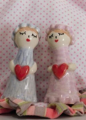 Figurine en céramique faite main portant un cœur, Messagère d’argile symbole d’amour.