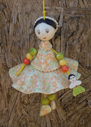 Poupée en faïence à suspendre. Créations artisanale de Haute Saône. Céramique Bellecomtelle