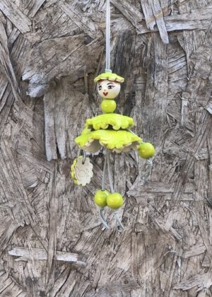 Demoiselle, poupée décorative en faïence, suspension décorative. Création bellecomtelle poterie artisanale de Haute -Saône
