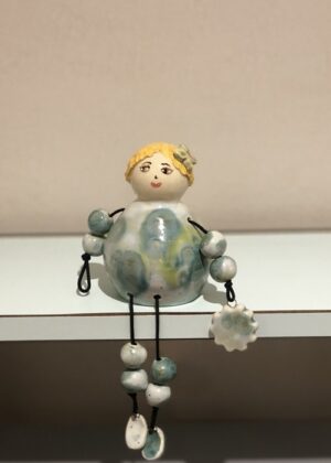 Poupée en faïence à poser. Créations artisanale de Haute Saône. Céramique