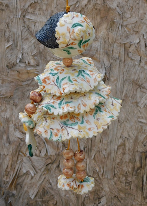 Poupée en faïence à suspendre. Créations artisanale de Haute Saône. Céramique Bellecomtelle