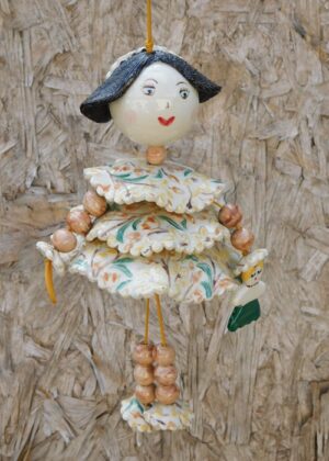 Poupée en faïence à suspendre. Créations artisanale de Haute Saône. Céramique Bellecomtelle