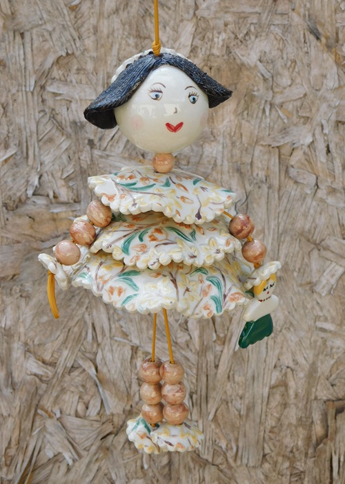 Poupée en faïence à suspendre. Créations artisanale de Haute Saône. Céramique Bellecomtelle