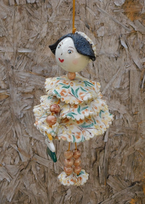 Poupée en faïence à suspendre. Créations artisanale de Haute Saône. Céramique Bellecomtelle