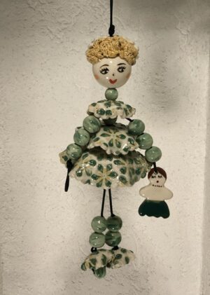 Poupée en faïence à suspendre. Créations artisanale de Haute Saône. Céramique Bellecomtelle
