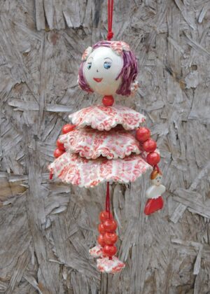 Poupée en faïence à suspendre. Créations artisanale de Haute Saône. Céramique Bellecomtelle