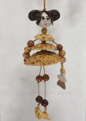 Poupée en faïence à suspendre. Créations artisanale de Haute Saône. Céramique Bellecomtelle
