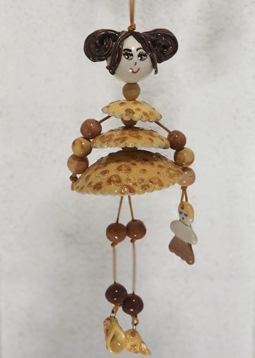Poupée en faïence à suspendre. Créations artisanale de Haute Saône. Céramique Bellecomtelle