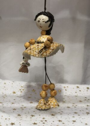 Poupée en faïence à suspendre. Créations artisanale de Haute Saône. Céramique Bellecomtelle