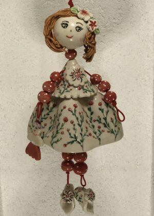 Poupée en faïence à suspendre. Créations artisanale de Haute Saône. Céramique Bellecomtelle