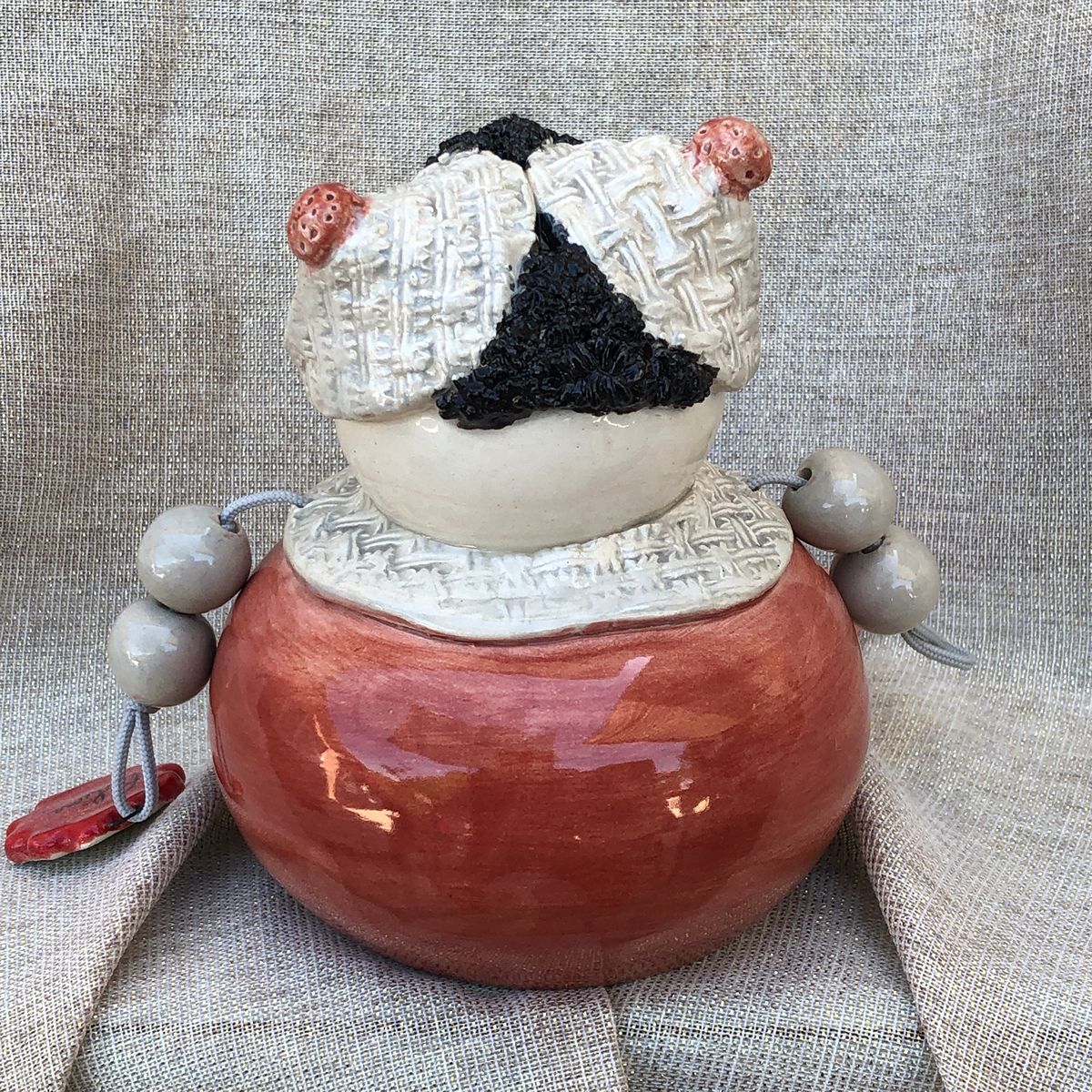 Poupée à poser Les Complices en faïence artisanale, création faite main Bellecomtelle