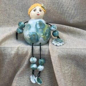 Poupée à poser Les Complices en faïence artisanale, création faite main Bellecomtelle