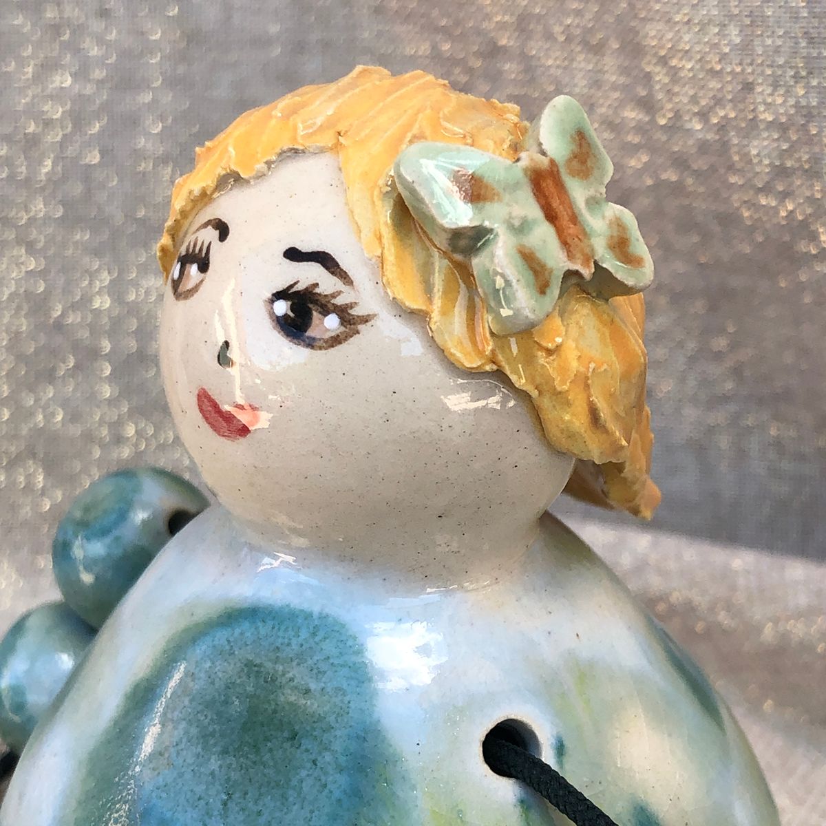Poupée à poser Les Complices en faïence artisanale, création faite main Bellecomtelle