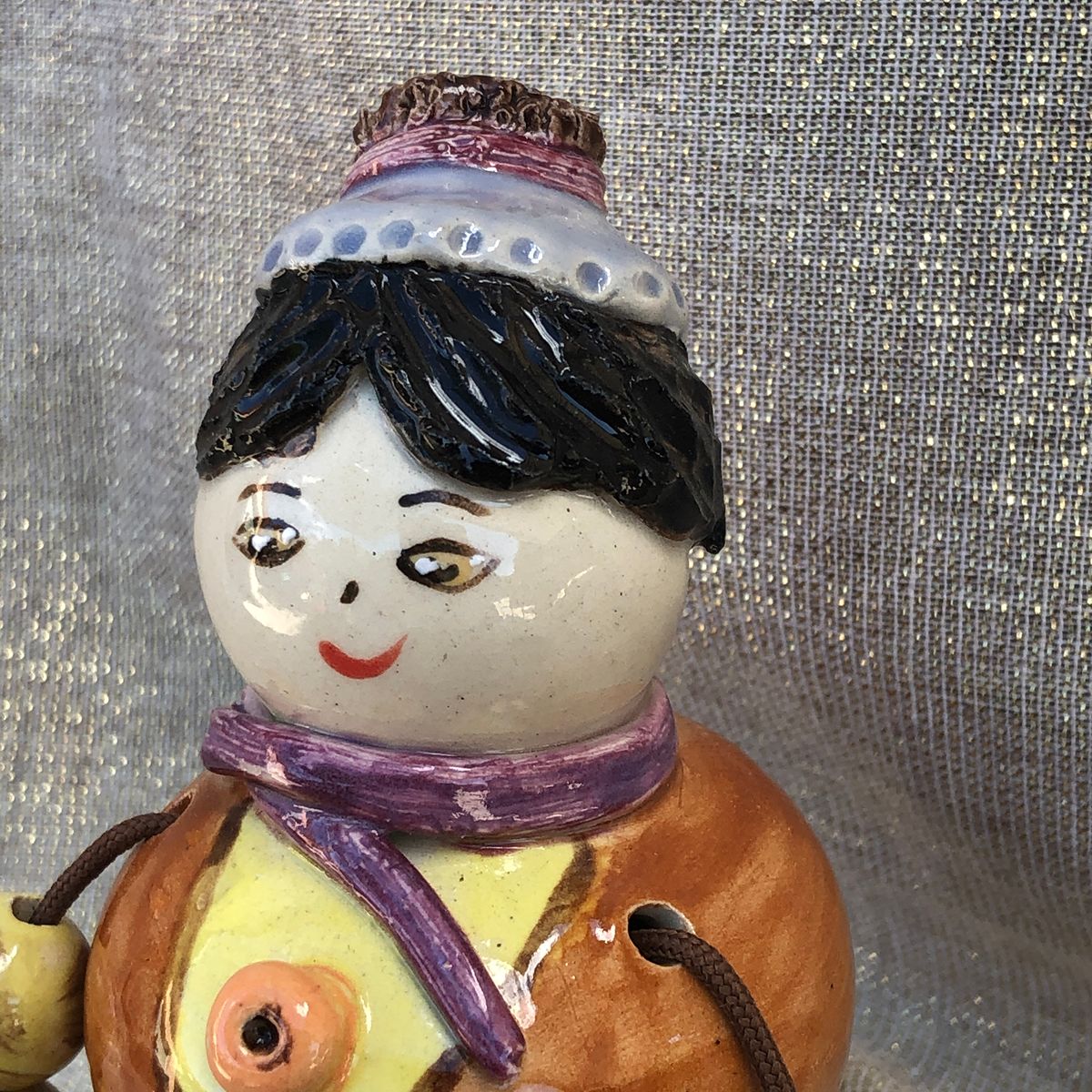 Poupée à poser Les Complices en faïence artisanale, création faite main Bellecomtelle