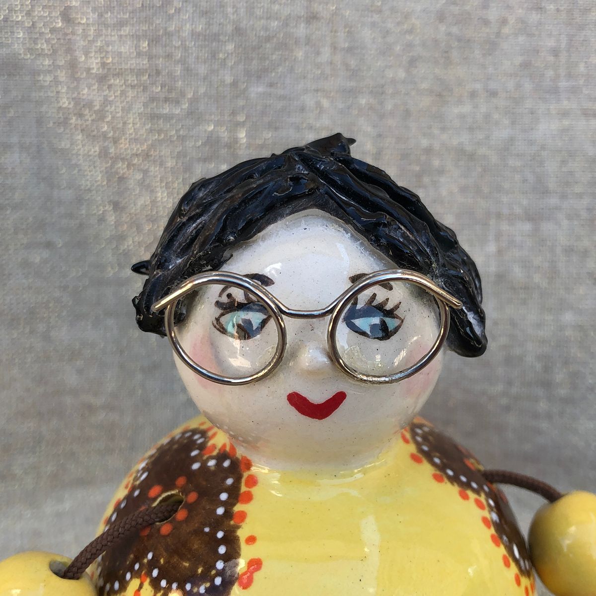 Poupée à poser Les Complices en faïence artisanale, création faite main Bellecomtelle