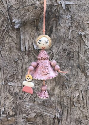 Poupée en faïence à suspendre. Créations artisanale de Haute Saône. Céramique Bellecomtelle