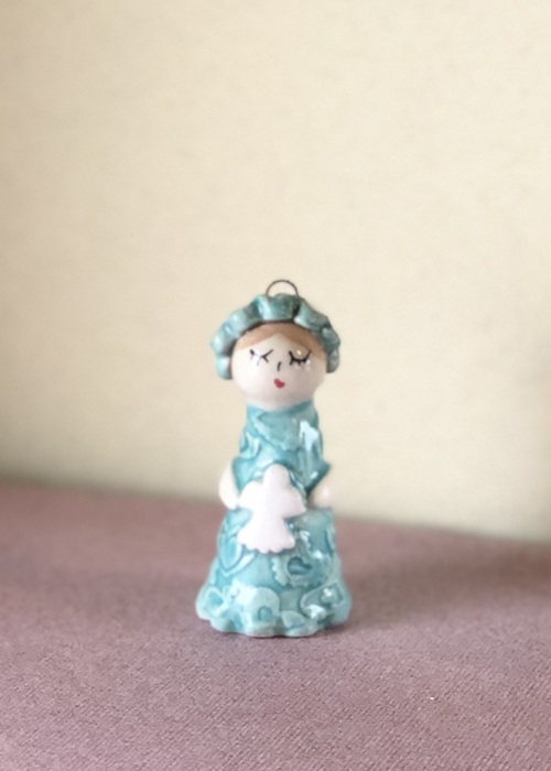Messagère en argile .Petite figurine en faïence portant un ange, céramique artisanale Française