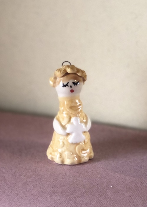 Messagère en argile .Petite figurine en faïence portant un ange, céramique artisanale Française