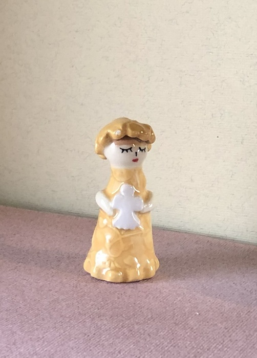 Messagère en argile .Petite figurine en faïence portant un ange, céramique artisanale Française