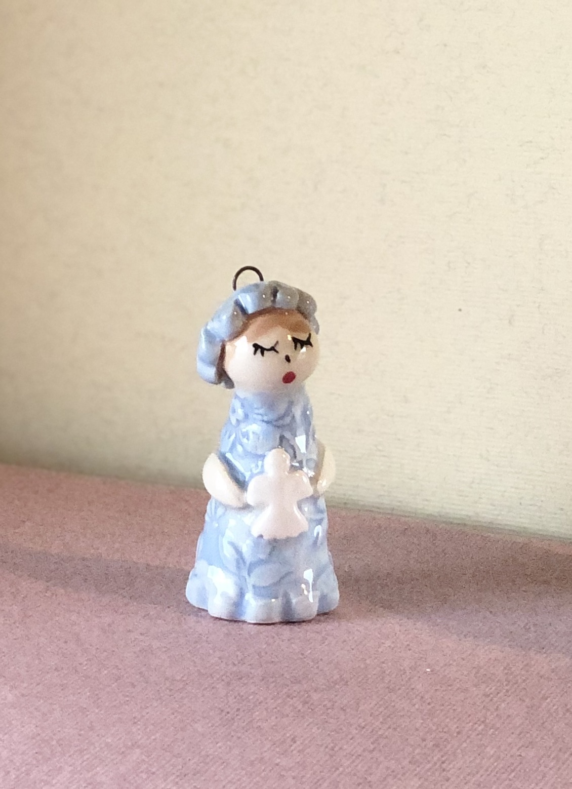 Messagère en argile .Petite figurine en faïence portant un ange, céramique artisanale Française