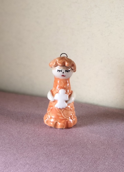 Messagère en argile .Petite figurine en faïence portant un ange, céramique artisanale Française