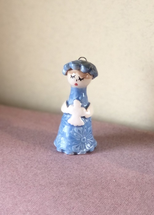 Messagère en argile .Petite figurine en faïence portant un ange, céramique artisanale Française