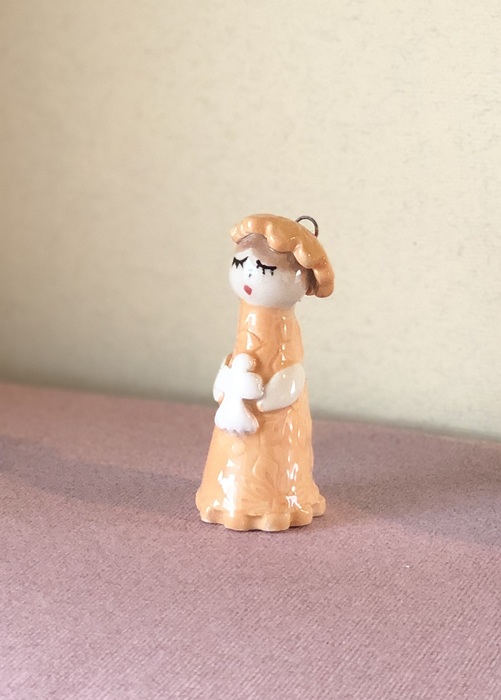 Messagère en argile .Petite figurine en faïence portant un ange, céramique artisanale Française