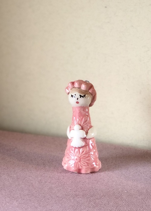 Messagère en argile .Petite figurine en faïence portant un ange, céramique artisanale Française
