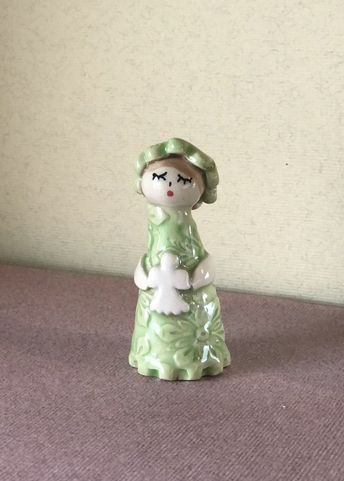 Messagère en argile .Petite figurine en faïence portant un ange, céramique artisanale Française