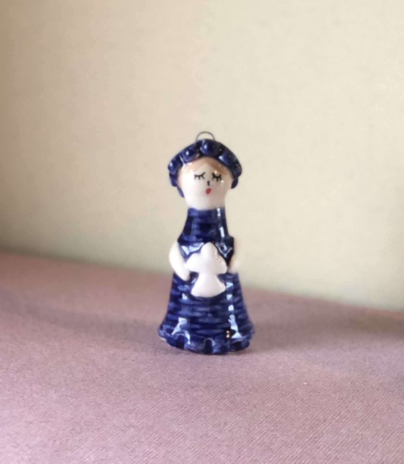 Messagère en argile .Petite figurine en faïence portant un ange, céramique artisanale Française
