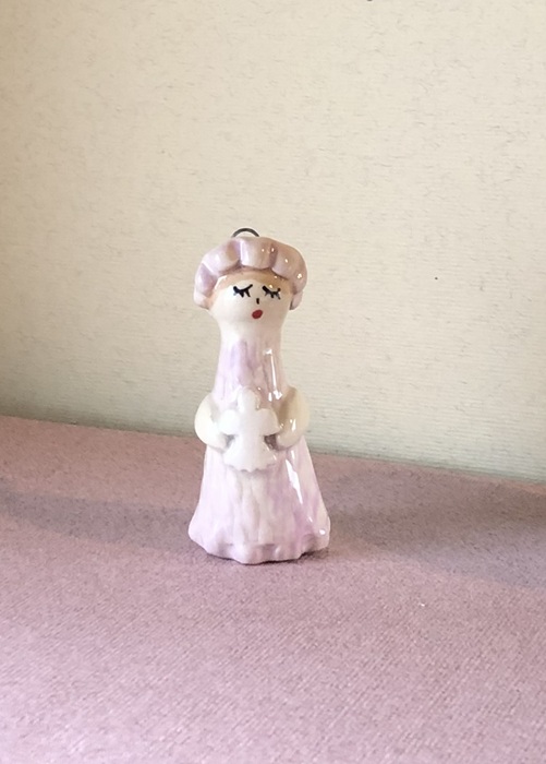 Messagère en argile .Petite figurine en faïence portant un ange, céramique artisanale Française