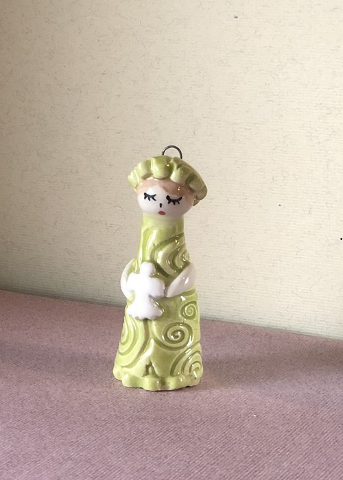 Messagère en argile .Petite figurine en faïence portant un ange, céramique artisanale Française