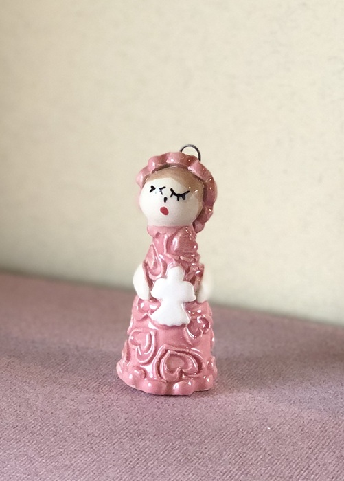 Messagère en argile .Petite figurine en faïence portant un ange, céramique artisanale Française