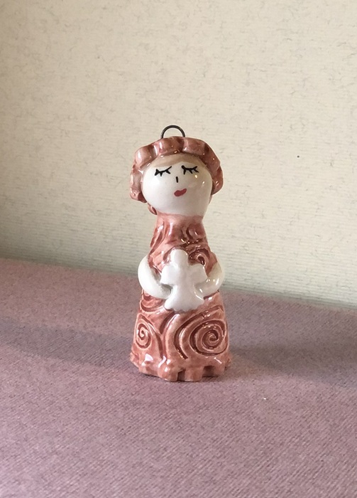 Messagère en argile .Petite figurine en faïence portant un ange, céramique artisanale Française