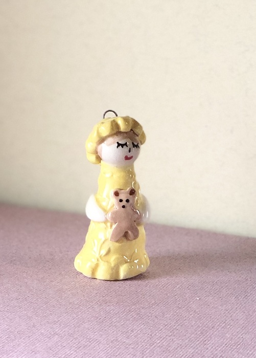 Messagère en argile .Petite figurine en faïence portant un nounours, céramique artisanale Française