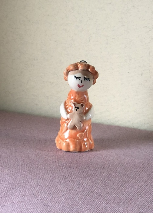 Messagère en argile .Petite figurine en faïence portant un nounours, céramique artisanale Française