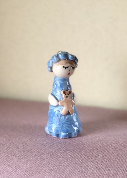 Messagère en argile .Petite figurine en faïence portant un nounours, céramique artisanale Française