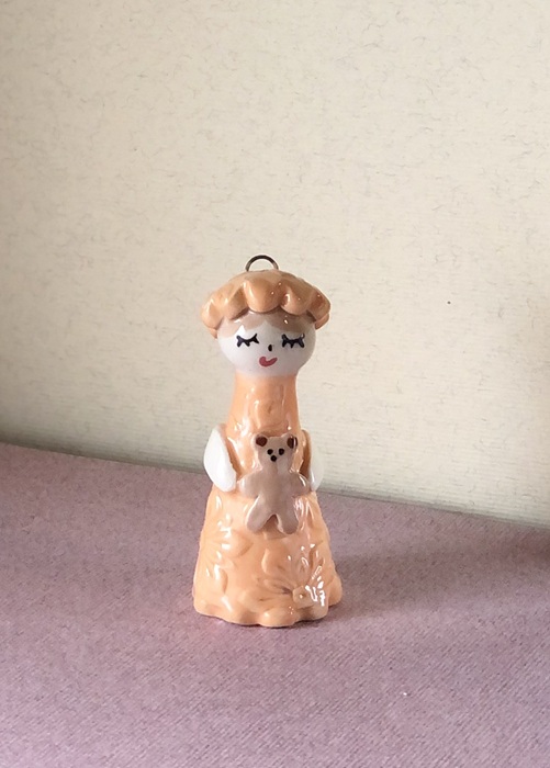 Messagère en argile .Petite figurine en faïence portant un nounours, céramique artisanale Française