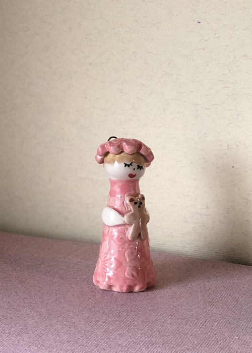 Messagère en argile .Petite figurine en faïence portant un nounours, céramique artisanale Française