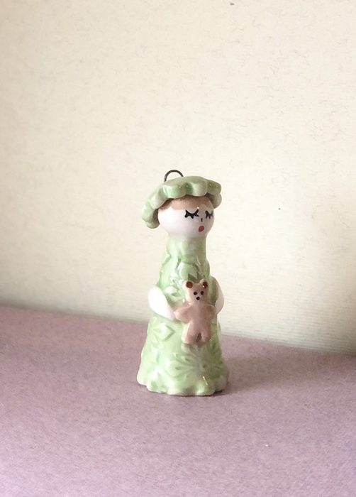 Messagère en argile .Petite figurine en faïence portant un nounours, céramique artisanale Française