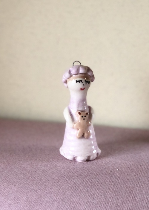 Messagère en argile .Petite figurine en faïence portant un nounours, céramique artisanale Française