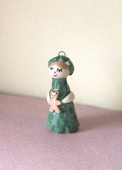 Messagère en argile .Petite figurine en faïence portant un nounours, céramique artisanale Française